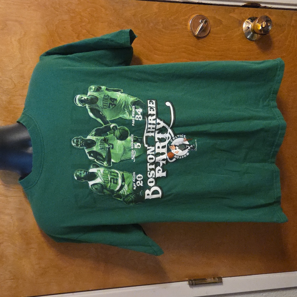 Vintage Y2K Boston Celtics "Boston Three Party" T-Shirt Size Large